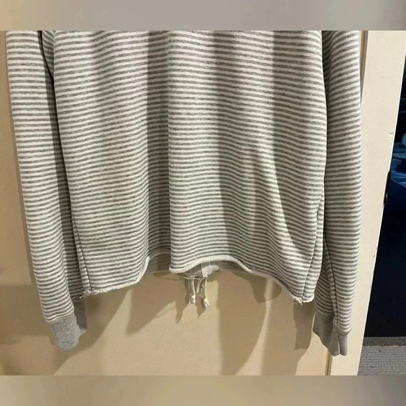 Abercrombie and Fitch Size Medium Grey and White Lightweight Sweatshirt - Picture 6 of 8